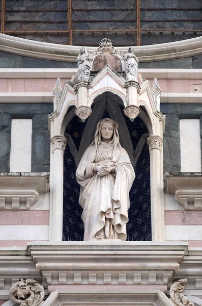 圣十字教堂 圣十字大教堂 门户上的雕像 著名的方济各会教堂在佛罗伦萨 意大利 — 图库照片