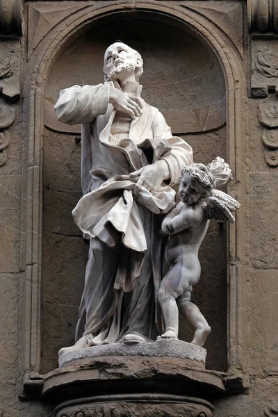 意大利佛罗伦萨桑蒂 米歇尔 盖塔诺教堂正面的圣安德鲁 安德里亚 阿韦利诺雕像 — 图库照片