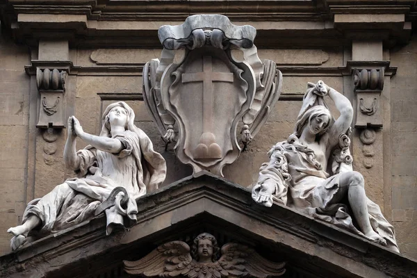 希望と貧困の彫像サンティ ミケーレ フィレンツェ イタリアのガエターノ教会のファサードの中央の扉の上の Theatine 順序の腕のいずれかの側の装着 — ストック写真