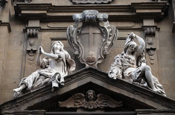 希望和贫穷的雕像坐在意大利佛罗伦萨桑蒂 米歇尔 盖塔诺教堂门面中央门的中央门上 在剧院秩序的两侧 — 图库照片