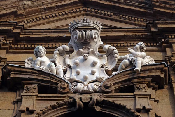 Ramiona Medici Dwóch Aniołów Nad Centrum Okrągłym Oknie Santi Michele — Zdjęcie stockowe