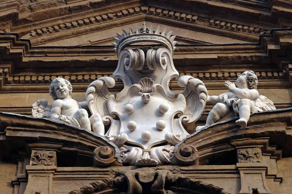 美第奇的手臂和两个天使在意大利佛罗伦萨的桑蒂米歇尔 盖塔诺教堂的中央圆形窗户上 — 图库照片