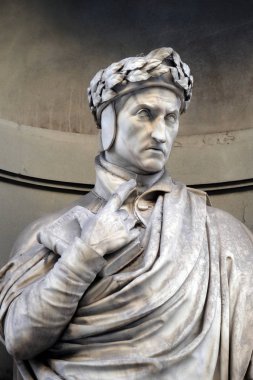 Dante Alighieri Uffizi Colonnade nişler içinde. 19. yüzyılın ilk yarısında onlar ünlü kişilerin Floransa, İtalya için 28 heykelleri tarafından işgal edildi