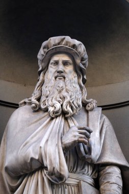 Leonardo da Vinci, Uffizi Colonnade nişler heykeli. 19. yüzyılın ilk yarısında onlar ünlü kişilerin Floransa, İtalya için 28 heykelleri tarafından işgal edildi