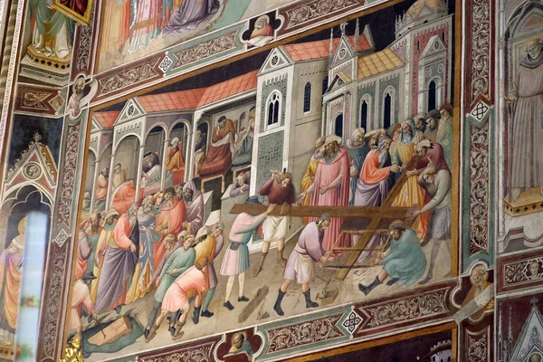 伊实尔人从被发现制作真正十字架的池子里拉起木头 阿尼科 加迪在圣十字大教堂 圣十字大教堂 的壁画 意大利佛罗伦萨著名的方济各会教堂 — 图库照片
