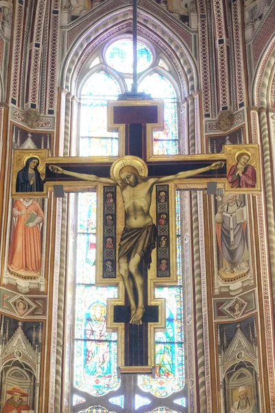 マエストロ フィグリーヌは イタリア フィレンツェの有名なフランシスコ会教会 サンタ クローチェ大聖堂のメイン祭壇の上に木製の十字架 1320年頃 を描きました — ストック写真