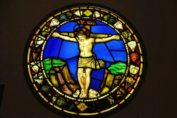 十字架 サンタ クローチェ 聖十字架のバシリカ でアレッソ Baldovinetti によってステンドグラスの窓 フィレンツェの有名なフランシスコ会教会 イタリア — ストック写真