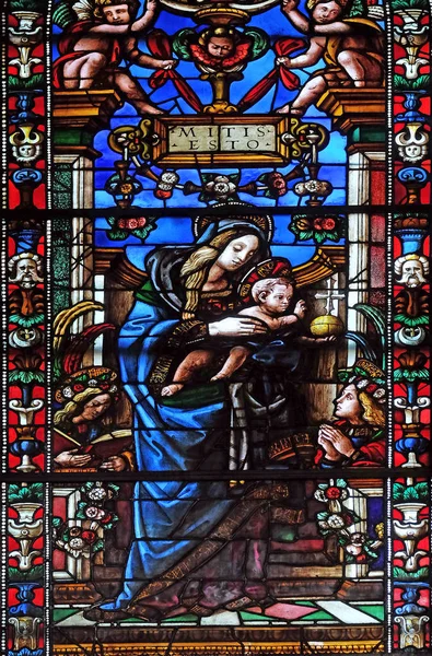 マドンナと子はステンド グラスの窓によってフィリッピーノ リッピ サンタ マリア ノヴェッラ プリンシパル ドミニカのフィリッポ ストロッツィ礼拝堂をフィレンツェ イタリアの教会 — ストック写真