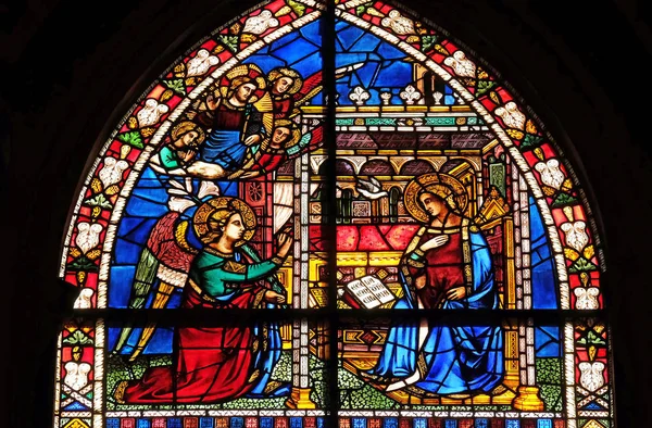 聖母マリアに受胎告知ステンド サンタ マリア ノヴェッラ プリンシパル ドミニカでガラス窓のフィレンツェ イタリア教会 — ストック写真