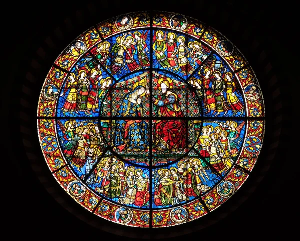 玛丽加冕 彩色玻璃窗户在圣玛丽亚新森多米尼加教堂在佛罗伦萨 意大利 — 图库照片