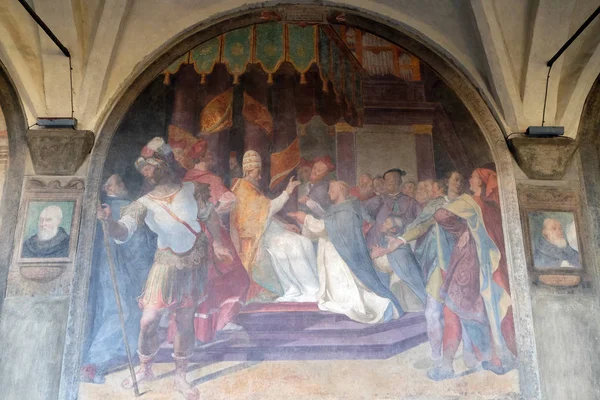 Папа Гонорий III подтверждает Доминиканское правление, фреска Грегорио Пагаси в монастыре Санта-Мария-Новелла Главная Доминиканская церковь во Флоренции, Италия — стоковое фото