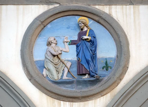 仁慈的作品 玻璃兵马俑 Tondo Andrea Della Robbia 位于两个拱门之间的老圣保罗的奥斯皮代尔 在佛罗伦萨 意大利 — 图库照片