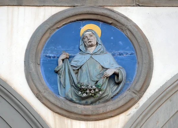 圣伊丽莎白 安德里亚 罗比亚的上釉兵马俑 位于意大利佛罗伦萨圣保罗老奥斯皮代尔的两个拱门之间 — 图库照片