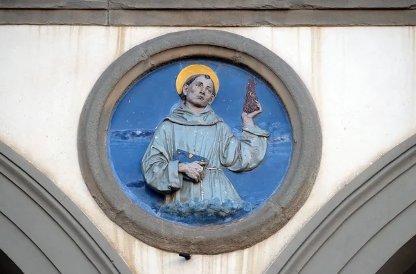 聖アンソニーのパドヴァ 釉テラコッタ旧オスペダーレ パオロ フィレンツェ イタリアでの つのアーチの間にある アンドレア デッラ ロッビアによるトンド — ストック写真