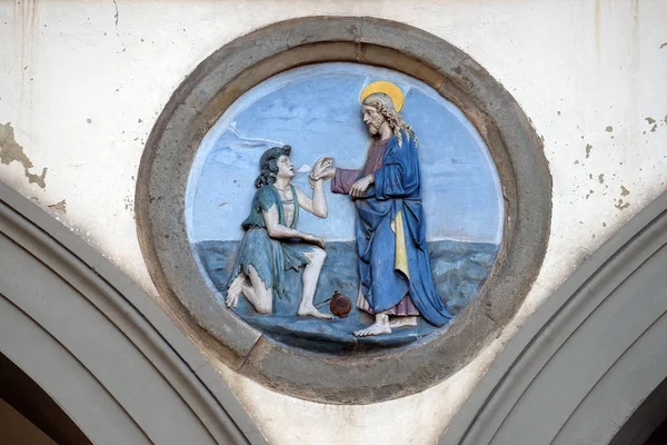 聖パウロは 病気の人をヒーリングします アンドレア デッラ ロッビア 旧オスペダーレ パオロ フィレンツェ イタリアでの つのアーチの間に位置するによって艶をかけられたテラコッタ — ストック写真