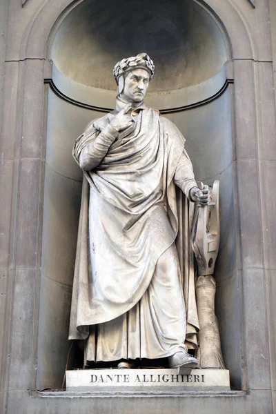 阿利吉耶里在乌菲齐柱廊的利基 19世纪上半叶 意大利佛罗伦萨有28座名人雕像 — 图库照片