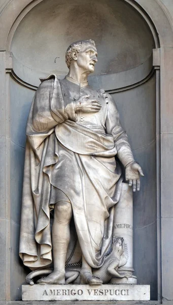ウフィツィ美術館の列柱のニッチのアメリゴ ヴェスプッチ イタリア フィレンツェの有名な人々 の彫像によって占領された 世紀前半 — ストック写真