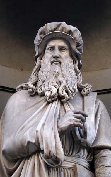 レオナルド ダヴィンチ ウフィツィ美術館の列柱のニッチの像 イタリア フィレンツェの有名な人々 の彫像によって占領された 世紀前半 — ストック写真