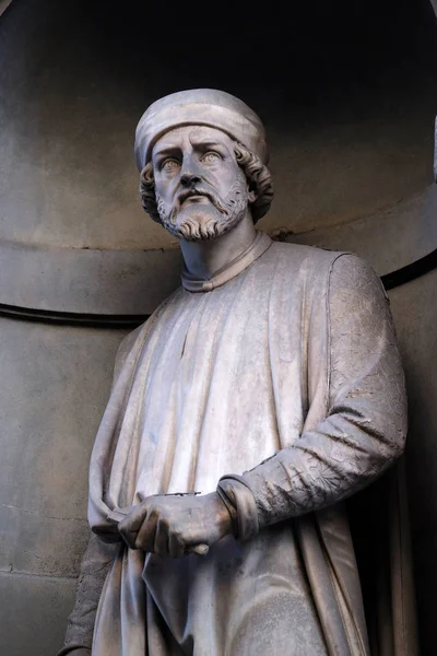 ドナテッロ ウフィツィ美術館の列柱のニッチの像 イタリア フィレンツェの有名な人々 の彫像によって占領された 世紀前半 — ストック写真