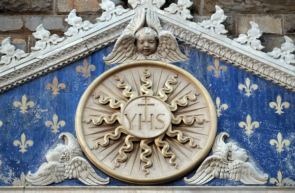 Medalhão Com Monograma Ihs Entre Dois Leões Acima Entrada Palazzo — Fotografia de Stock