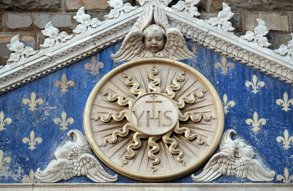 Medalhão Com Monograma Ihs Entre Dois Leões Acima Entrada Palazzo — Fotografia de Stock