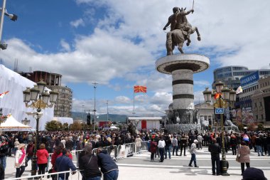 İnananlar, Kuzey Makedonya'nın başkenti Üsküp'te Papa Francis ile ayin yapmak için ana kent meydanında toplandılar, Mayıs'ta 07, 2019.