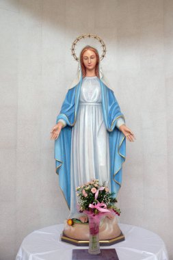 Malesnica yerleşim bölgesinde Meryem Ana Immaculate Conception kilisesinin sunak üzerinde Meryem Ana heykeli, Zagreb, Hırvatistan