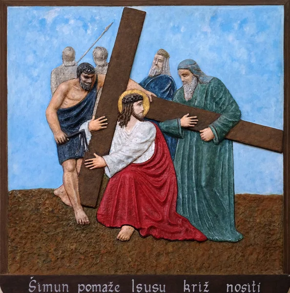 Stațiile Ale Crucii Simon Din Cirene Poartă Crucea Biserica Neprihănitei — Fotografie, imagine de stoc