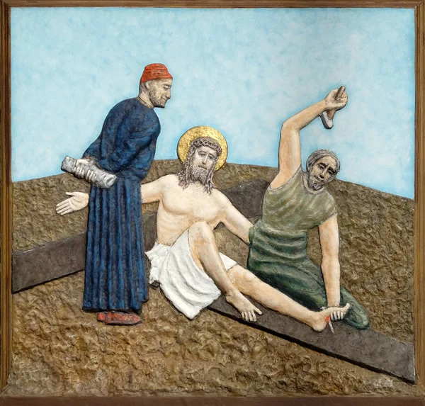 11. Haç İstasyonları, Çarmıha Gerilme: İsa haç çivilenmiş, Malesnica, Zagreb, Hırvatistan Bakire Meryem Immaculate Conception kilisesi