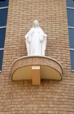 Malesnica yerleşim bölgesinde Meryem Ana Immaculate Conception kilisesinin cephesinde Bakire Meryem heykeli, Zagreb, Hırvatistan