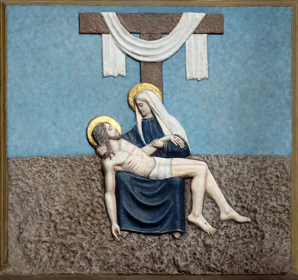 十字架第13站 耶稣的尸体被从克罗地亚萨格勒布马莱斯尼卡圣母玛利亚完美概念的十字架教堂移走 — 图库照片