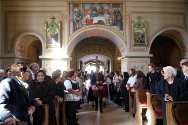 Stitar Şükran günü Ayin'de kilisede insanlar, Hırvatistan