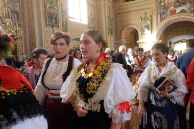 Stitar Şükran günü Ayin'de kilisede geleneksel bölgesel halk kostümleri giymiş insanlar, Hırvatistan