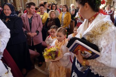 Stitar Şükran günü Ayin'de kilisede geleneksel bölgesel halk kostümleri giymiş insanlar, Hırvatistan