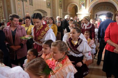 Stitar Şükran günü Ayin'de kilisede geleneksel bölgesel halk kostümleri giymiş insanlar, Hırvatistan