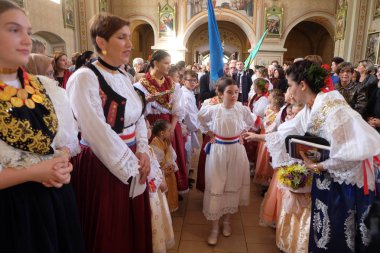 Stitar Şükran günü Ayin'de kilisede geleneksel bölgesel halk kostümleri giymiş insanlar, Hırvatistan