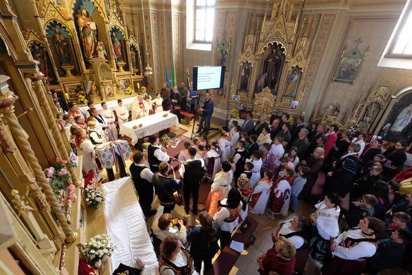 Menschen Traditionellen Regionalen Trachten Der Kirche Bei Der Messe Zum — Stockfoto