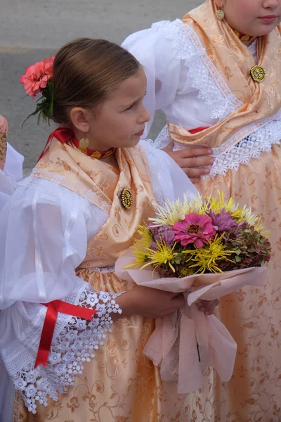 Niña Vestida Con Disfraces Populares Iglesia Misa Del Día Acción — Foto de Stock