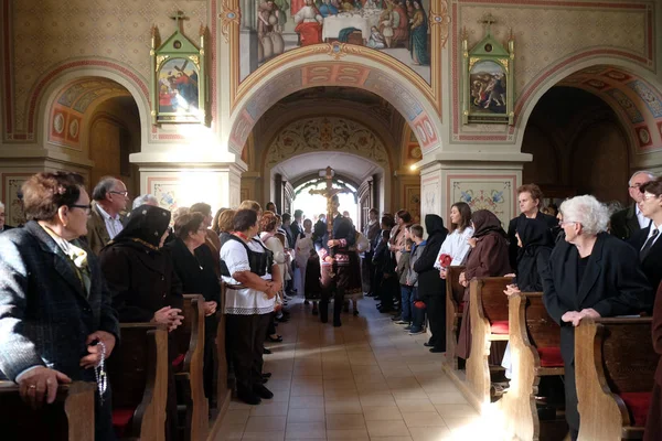 Stitar Şükran günü Ayin'de kilisede insanlar, Hırvatistan