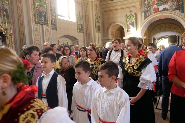 Des Gens Vêtus Costumes Folkloriques Régionaux Traditionnels Dans Église Lors — Photo