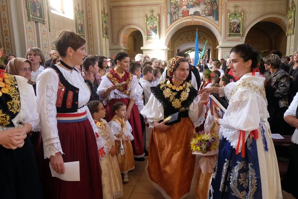 Stitar Şükran günü Ayin'de kilisede geleneksel bölgesel halk kostümleri giymiş insanlar, Hırvatistan