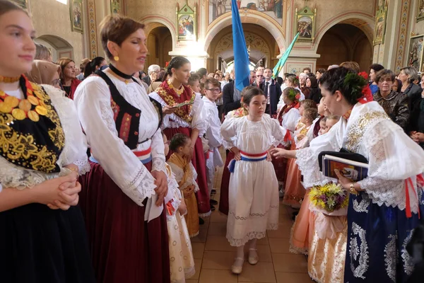 Stitar Şükran günü Ayin'de kilisede geleneksel bölgesel halk kostümleri giymiş insanlar, Hırvatistan