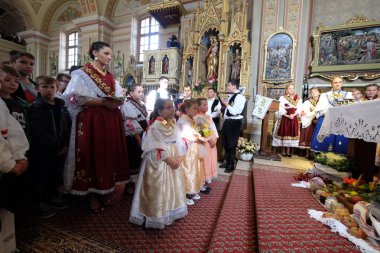 Stitar Şükran günü Ayin'de kilisede geleneksel bölgesel halk kostümleri giymiş insanlar, Hırvatistan