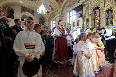Stitar Şükran günü Ayin'de kilisede geleneksel bölgesel halk kostümleri giymiş insanlar, Hırvatistan