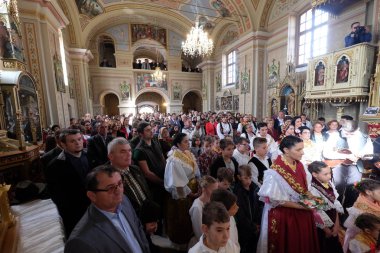 Stitar Şükran günü Ayin'de kilisede geleneksel bölgesel halk kostümleri giymiş insanlar, Hırvatistan