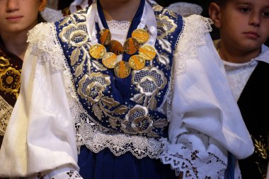 Stitar Şükran günü Ayin'de kilisede geleneksel bölgesel halk kostümleri giymiş kız, Hırvatistan