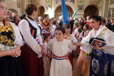 Stitar Şükran günü Ayin'de kilisede geleneksel bölgesel halk kostümleri giymiş insanlar, Hırvatistan