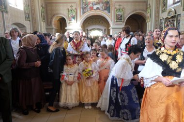 Stitar Şükran günü Ayin'de kilisede geleneksel bölgesel halk kostümleri giymiş insanlar, Hırvatistan