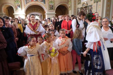 Stitar Şükran günü Ayin'de kilisede geleneksel bölgesel halk kostümleri giymiş insanlar, Hırvatistan