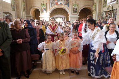 Stitar Şükran günü Ayin'de kilisede geleneksel bölgesel halk kostümleri giymiş insanlar, Hırvatistan